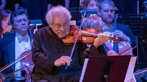 Itzhak Perlman performs at the Tree of Life concert