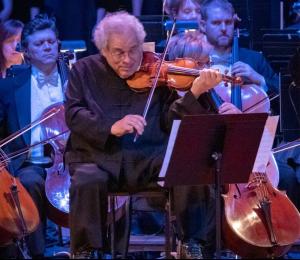 Itzhak Perlman performs at the Tree of Life concert